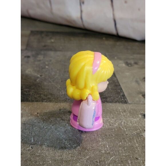 2016 Mattel Fisher-Price blonde girl travel toy figure - Picture 3 of 6